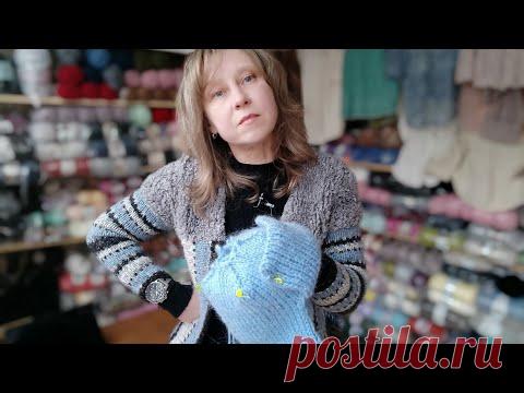 Макушка на шапке ушанке и кофта полосатая