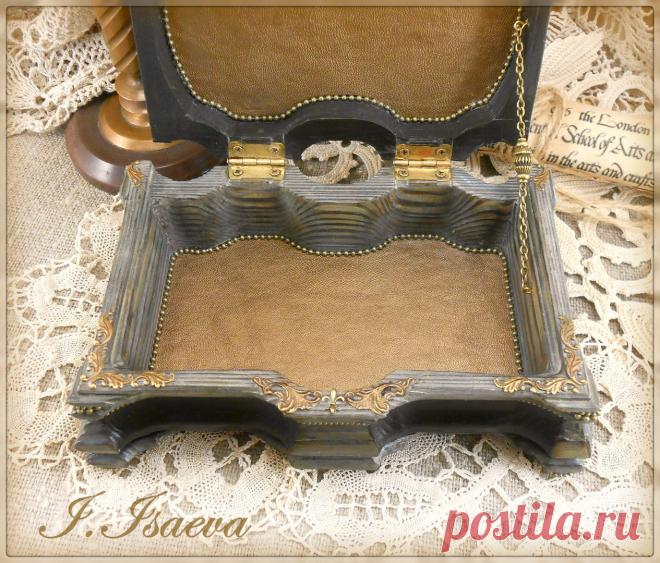 Мужская шкатулка ГАРОЛЬД.

Технически: частичный снаружи и полный внутри обжиг, браш, тонировка акриловыми красками, имитация литой металлической накладки из чипборда и отдельной фурнитуры, их 