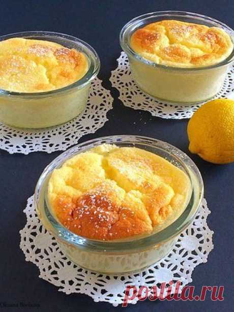 Лимонныe кустардныe мини тортики (Lemоn custard cakes)
по рецепту Марты Стюарт из книги &quot;Everyday Food&quot;. Могу сказать, что этот десерт больше похож на суфле чем на торт, но получился неплохо. Легкий, воздушный с лимонной кислинкой!
3 больших яйца
1/2 чашки сахара
2 ст.л. муки
2-3 ст.л. лимонной цедры
1/4 чашки лимонного сока
1 чашка молока
1/4 ч.л.соли
сахарная пудра для посыпки, по желанию
сливочное масло для смазывания формочек