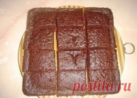 Необычное пирожное!

Этот рецепт удивил меня настолько, что соорудила такое пирожное прямо ночью, оторвавшись от компа. :

Ингредиенты и приготовление:
1 ст. молока
1 ст. сахара
4 ст. л. какао (с верхом)
Все ингридиенты смешать миксером. Так как я пекла ночью и все спали, просто поболтала венчиком.

Смесь разделить на две части. В одну половину добавить:
2 яйца
сахар ванильный по вкусу
1 ст. муки
1 ст. л. разрыхлителя
0,5 стакана подсолнечного масла.

Всё смешать миксером....