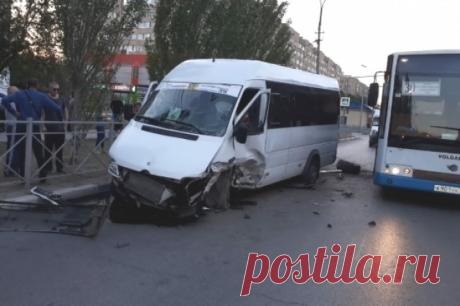 В Новосибирске пять человек пострадали в аварии с опрокинувшейся маршруткой. В Октябрьском районе Новосибирска водитель потерял управление, в результате чего маршрутное такси опрокинулось.