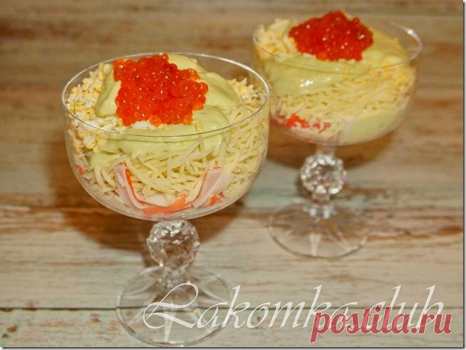 Салат с крабовыми палочками и авокадо - lakomka.club