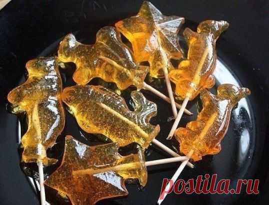 • вода – 6-9 ст.л;
• сахар – 9 ст.л.;
• лимонная кислота – щепоточку или 1 ст.л винного уксуса; 
• масло растительное для смазки формы;
• палочки или шпажки.
Наливаем в кастрюльку воду, добавляем сахар и лимонную кислоту. Ставим на маленький огонь. Варить, медленно помешивая. Смесь доводим до карамельного цвета и выключаем
Достаём форму, смазываем растительным маслом и заливаем горячий сироп.  вставляем палочки в форму