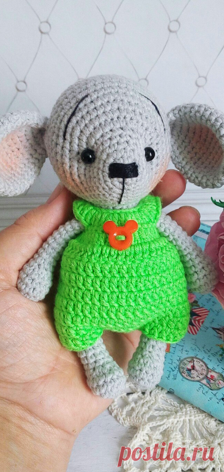 PDF Мышонок в комбинезоне крючком. FREE crochet pattern; Аmigurumi doll patterns. Амигуруми схемы и описания на русском. Вязаные игрушки и поделки своими руками #amimore - Мышь, мышка, мышонок, крыса, rat rata, rato, ratte, szczur, szczur, mouse, ratón, maus souris, mysz myši. Amigurumi doll pattern free; amigurumi patterns; amigurumi crochet; amigurumi crochet patterns; amigurumi patterns free; amigurumi today.