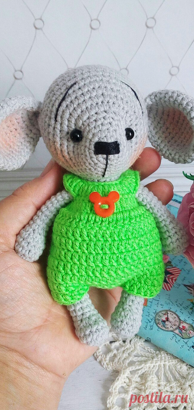PDF Мышонок в комбинезоне крючком. FREE crochet pattern; Аmigurumi doll patterns. Амигуруми схемы и описания на русском. Вязаные игрушки и поделки своими руками #amimore - Мышь, мышка, мышонок, крыса, rat rata, rato, ratte, szczur, szczur, mouse, ratón, maus souris, mysz myši. Amigurumi doll pattern free; amigurumi patterns; amigurumi crochet; amigurumi crochet patterns; amigurumi patterns free; amigurumi today.