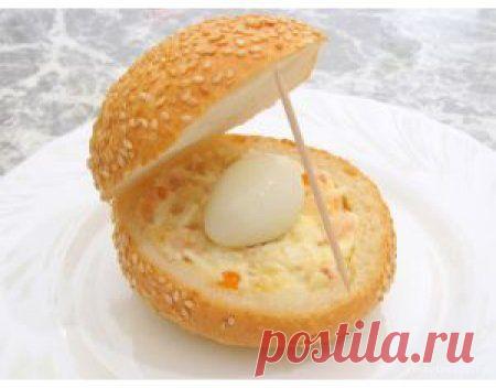 Салат в булочке "Морская ракушка"ИнгредиентыБулочки с кунжутом - 5 шт.Растительное масло - 1 ст.л.Крабовые палочки - 200 г.Краб / Surfingbird - проводи время с пользой для себя!