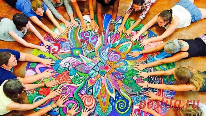 Профессия арт-терапевта сочетает в себе призвание помогать людям и необходимость обеспечивать себя материально. Вопрос заработка в этой сфере волнует как начинающих специалистов, так и тех, кто рассматривает арт-терапию как возможную карьерную перспективу. Сколько же на самом деле зарабатывают арт-терапевты в России и мире, и от каких факторов зависит их доход?