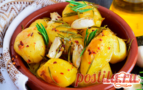 Запечённый картофель с розмарином и чесноком  
Получается нежной внутри, с хрустящей золотистой корочкой и просто божественным ароматом масла и специй.

 Ингредиенты:

Картофель 1 кг;
Розмарин 2 + 1 веточки;
Чеснок 3 + 3 зубчика;
Соль морская по вкусу;
Черный перец 0,5 ч. ложки или по вкусу;
Хлопья чили по вкусу;
Растительное (подсолнечное или оливковое) масло 70 мл.