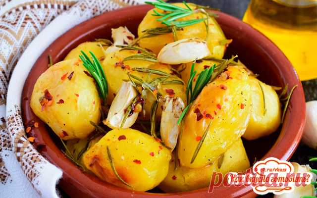 Запечённый картофель с розмарином и чесноком  
Получается нежной внутри, с хрустящей золотистой корочкой и просто божественным ароматом масла и специй.

 Ингредиенты:

Картофель 1 кг;
Розмарин 2 + 1 веточки;
Чеснок 3 + 3 зубчика;
Соль морская по вкусу;
Черный перец 0,5 ч. ложки или по вкусу;
Хлопья чили по вкусу;
Растительное (подсолнечное или оливковое) масло 70 мл.