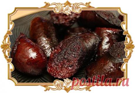 Кровяная колбаса. Рецепт кровянки для пасхального стола

Большинство привыкли готовить домашнюю колбасу из мяса (говяжьего, свиного, куриного). Но есть еще не менее замечательный рецепт колбасы – это кровянка! Колбаса популярна во многих странах мира, готовится на основе крови. Рецептов приготовления имеется множество, и каждый по-своему вкусный.
Показать полностью…