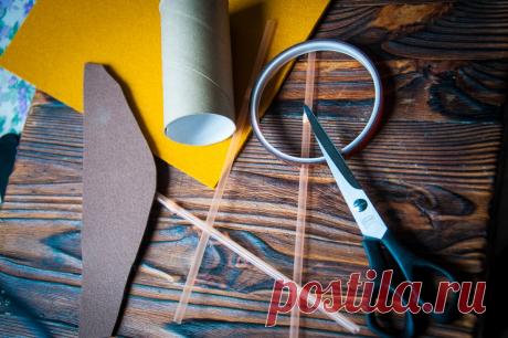 Бумажного стаканчика не нашла, заменила его втулкой от туалетной бумаги. Подвижная игрушка для ребенка за пару минут