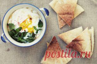Яйцо-пашот с густым йогуртом. Турецкий завтрак с Анной Людковской | Полезные инструкции от aif.ru