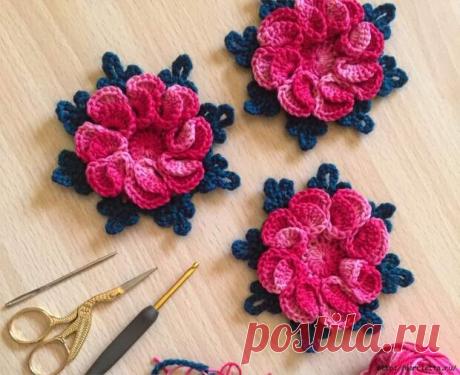 Цветочный мотив крючком «Камелия». Мастер-класс - Самоделкино - 8 октября - 43259780030 - Медиаплатформа МирТесен Цветочный мотив крючком «Камелия». Мастер-класс по вязанию крючком очень красивого мотива, который можно использовать для обвязки скатерти или декоративной салфетки. Для работы вам понадобится пряжа и крючок толщиной 3,5 мм. Вязание начинаем со скользящей петли амигуруми. Далее - 16 столбиков с - 8 октября - 43259780030 - Медиаплатформа МирТесен