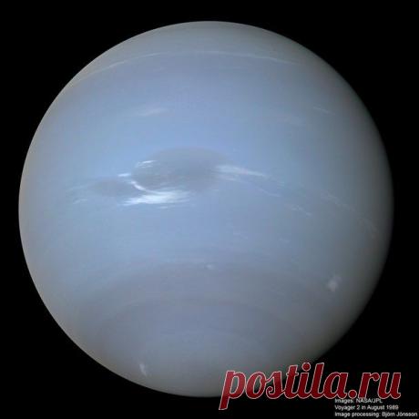 Это изображение состоит из 20 снимков полученных космическим аппаратом Voyager 2 за 2 3 дня до максимального сближения с планетой в августе 1989 года. / Интересный космос
