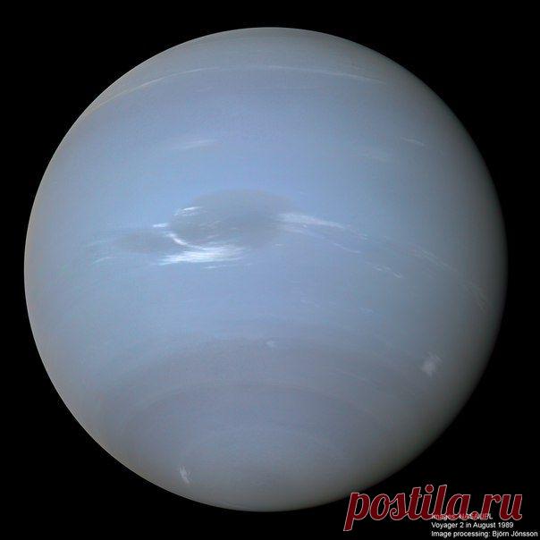 Это изображение состоит из 20 снимков полученных космическим аппаратом Voyager 2 за 2 3 дня до максимального сближения с планетой в августе 1989 года. / Интересный космос