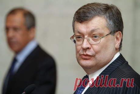 На Украине заочно арестовали двух бывших министров. Бывшего главу украинского МИД Константина Грищенко и экс-главу Минюста Александра Лавриновича заочно арестовали из-за участия в разработке Харьковских соглашений. По версии следствия, подозреваемые в 2010 году согласовали проект документа между российской и украинской сторонами без проведения правовой экспертизы.