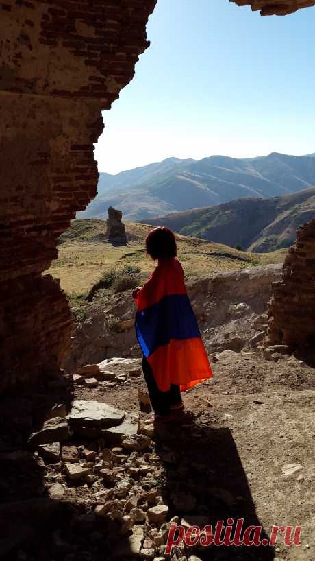 Մուշ – Երգ ու պար
https://www.houshamadyan.org/…/…/Msho_sarer_mshoush_e_102.mp3

Մշոյ սարեր մշուշ է 
Երգասաց՝ Մկրտիչ Սարգսեան
Վերծանեց՝ Խաչատուր Մարտիրոսեան

Մշոյ սարեր մշուշ է,
Ծաղկեր է գարուն, լցուեր է առուն,
Խորոտիկ, հա՜յ, խորոտիկ,
Ուր հողն ու ջուրն անուշ է․
Իջեր է շաղիկ, բացուեր է ծաղիկ,
Խորոտիկ, հա՜յ, խորոտիկ։

Կուրաւու բարձր տեղ է,
Էրթանք մըր արտեր, պատմիմ զիմ դարդեր,