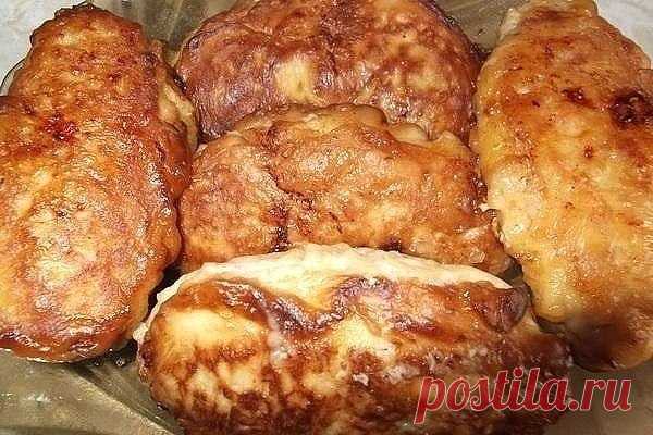 Сочные котлетки «Птичье молоко»

Ингредиенты:

фарш мясной/куриный 500 г
лук репчатый 1 головка
перец черный молотый
хлеб белый
молоко
соль

для начинки:

масло сливочное 100 г
сыр твердый 100 г
яйца 2 шт.

для кляра:

майонез 100 г
яйца 2 шт.
мука 1/2 стакана
сода 1 щепотка

Приготовление:

1 Положить в фарш хлеб, замоченный в молоке и мелко порезанный лук. 
Посыпать перцем, солью, перемешать. Натереть сыр и яйца для начинки. Сделать кляр: взбить яйца и майонез, насыпать ...