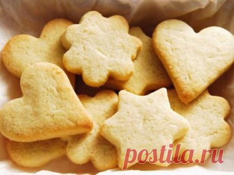 Мягкое сметенное  печенье.
Ингредиенты: 
● сливочное масло — 100 г (размягченное, комнатной температуры) 
● сметана — 200 г (любой жирности) 
● сахар — 0,75 стакана (если любите послаще, можете добавить еще немного сахара) 
● ванильный сахар — 1 столовая ложка 
● яйца — 2 шт 
● мука — ~3,5 стакана 
● разрыхлитель — 1,5 чайных ложки (можно заменить на 0,5 ч.л. соды, соду не гасить, а развести в сметане) 
● сахар, мак, изюм, сахарная пудра т.д.(по желанию) 
Приготовление: 
1...