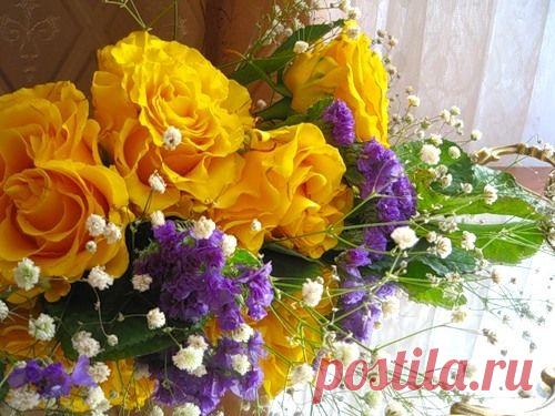 Розы и подарки друзей