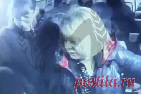 Россиянин избил подростка за занятое место в маршрутке и попал на видео. В Новороссийске мужчина избил 16-летнего подростка за то, что он не уступал место в маршрутке. Видеозапись случившегося публикует Telegram-канал Kub Mash. На кадрах видно, как мужчина, стоящий в маршрутке во время движения, разъяренно берет сидящего подростка за куртку и тянет его за голову.