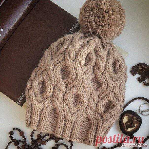Вяжем зимнюю шапочку 
 
Описание автора: 
 
Ниточки Merino DK от Wendy (Англия) в 50 гр-116 м, ушло ровно три моточка без остатка. Круговые спицы для резинки №3, для основного узора 4,5 и чулочные №4 для макушки. 
 
Вязала в 2 ниточки. На размер 56-58 набрала 96 петель, провязала резинкой следующим образом: * 3 изн, 2 лиц, 2 изн, 2 лиц, 2 изн, 2 лиц, 3 изн* до конца круга, примерно 4 см, далее прибавила следующим образом: *2 изн, добавить 1 изн из протяжки, 1 изн, 2 лиц, 2...