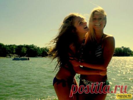 Новые Анекдоты и Цитаты (35 штук) Еврейская семья собирает корзинку с пирожками еврейской Красной Шапочке. Напутствия в дорогу:  - Таки слушай здесь. Когда ты придёшь до бабушки, она сразу тебе таки будет плакаться, что зима совсем