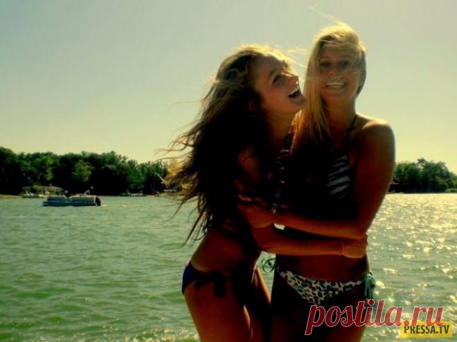 Анекдоты и цитаты (34 штуки) Муж и жена ссорятся. Жена: — Не называй меня одной–единственной, я на это не куплюсь! — Я и не называл! Я просто сказал, что ты стерва каких мало!   — Геолога, а белая женщина со всех сторон белая? —