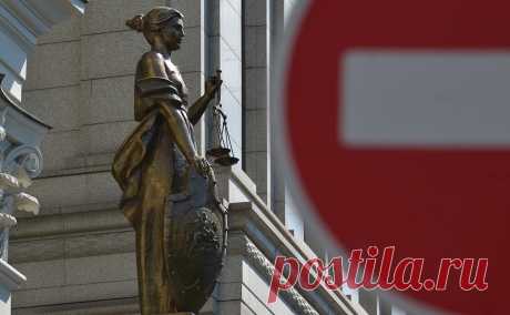 Суд в России впервые присудил компенсацию за кражу рилса в Instagram. Эксперта по недвижимости Сергея Б. суд обязал компенсировать его коллеге Юлии О. 300 тыс. руб. за кражу идеи для рилса. По словам адвоката блогерши, он скопировал видеоролик «от и до», ущерб оценивали в 500 тыс. руб.