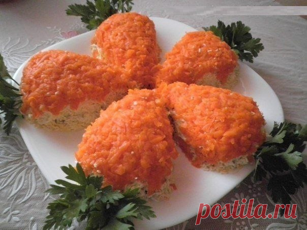 Салат“Морковки” с куриным филе и грибами 

Ингредиенты:

- 300г куриной грудки
- 3 средних картофелины
- 300г свежих/ замороженных шампиньонов
- 1 крупная луковица
- 4-5 средних моркови
- 4 яйца
- 1 пучок петрушки
- соль
- майонез

Приготовление:

1. Морковь и картофель отварить до готовности. Яйца сварить вкрутую. Куриное филе отварить до готовности в слегка подсоленой воде (20-30 мин. после закипания). Шампиньоны нарезать небольшими пластинками и обжарить с резанным луко...
