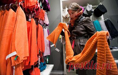 Как взять под контроль импульсивные покупки. Импульсивные покупки мы делаем, потому что "так захотелось", "была скидка" или "как-то само собой получилось". Это может принести радость, но делать так регулярно вредно и для кошелька, и для дома, где скапливаются ненужные вещи. А чувство удовлетворения сменяется разочарованием и злостью на себя же. Разбираемся, как не совершать импульсивные покупки и научиться контролировать свои желания — и возможно ли это вообще