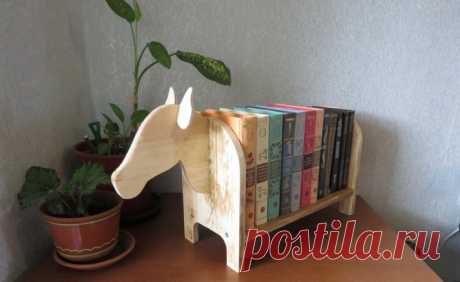 Как смастерить необычную подставку для книг из того, что найдется под рукой - Журнал "Сам себе изобретатель" Подставка для книг — бесценный инструмент для читающего человека. Его работа заключается в том, чтобы держать книгу в вертикальном положении. Итак, если вы нужно сделать особенный, запоминающийся, красивый и, прежде всего, полезный подарок для академика, писателя, архитектора и т. Д. Подставка для книг может быть идеальным вариантом. Инструменты и материалы Все инст...