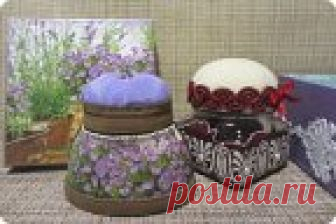 Игольницы и коробочки Приятные мелочи в виде расписных коробочек всех размеров и мастей; удобные игольницы, шкатулки для рукоделия - всё это приятно и дарить, и пользоваться самой. Две маленькие баночки затейливой формы я переделала в игольницы: одну подарила, вторую оставила себе. Покажу-поверчу обе: