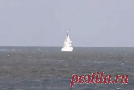 В Британии ракета дала осечку и упала рядом с министром обороны. В Великобритании межконтинентальная баллистическая ракета (МБР) в ходе запуска дала осечку и упала рядом с главой министерства обороны (МО) Грантом Шэппсом, который находился на борту подводной лодки HMS Vanguard, чтобы стать свидетелем испытаний. Это второй с 2016 года случай неудачного запуска МБР в Британии.