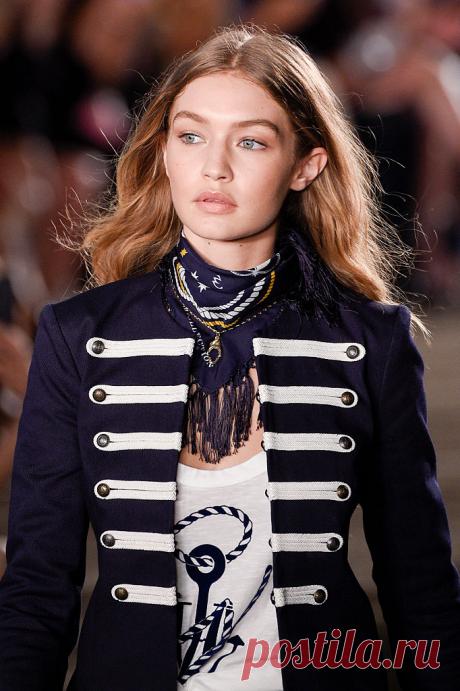 23 апреля, Джиджи Хадид празднует 23-летие. ELLE решил не спорить с феноменом этого двузначного числа и собрал 23 интересных факта из биографии одной из самых востребованных моделей современности.
1) Настоящее имя Джиджи — Джелена Нура. Запоминающийся творческий псевдонимпридумала мама девушки, бывшая модель Иоланда Фостер.