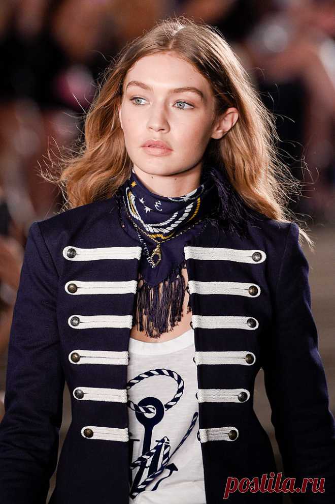 23 апреля, Джиджи Хадид празднует 23-летие. ELLE решил не спорить с феноменом этого двузначного числа и собрал 23 интересных факта из биографии одной из самых востребованных моделей современности.
1) Настоящее имя Джиджи — Джелена Нура. Запоминающийся творческий псевдонимпридумала мама девушки, бывшая модель Иоланда Фостер.