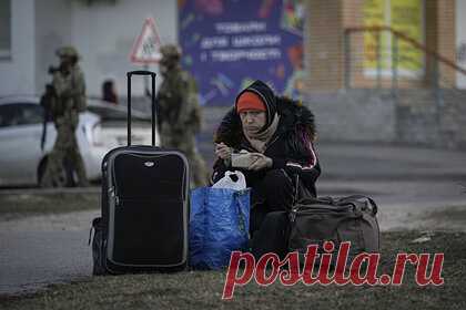 Власти Украины назвали размер помощи переселенцам. Власти Украины назвали размер помощи переселенцам, которые были вынуждены покинуть свои дома из-за боевых действий. Каждый переселенец получит 68 долларов ежемесячной помощи. По 102 доллара выплатят на каждого ребенка. Работодатели получат по 221 доллару за каждого трудоустроенного переселенца.