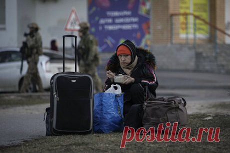 Власти Украины назвали размер помощи переселенцам. Власти Украины назвали размер помощи переселенцам, которые были вынуждены покинуть свои дома из-за боевых действий. Каждый переселенец получит 68 долларов ежемесячной помощи. По 102 доллара выплатят на каждого ребенка. Работодатели получат по 221 доллару за каждого трудоустроенного переселенца.