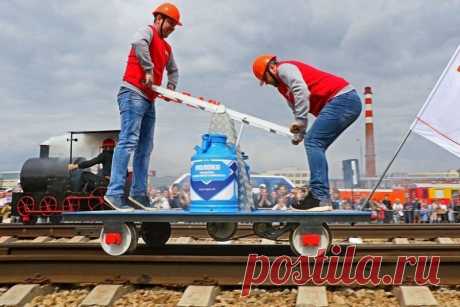 Открытка - Шуточная Дрезина - Молоко. С днём железнодорожника