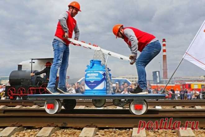 Открытка - Шуточная Дрезина - Молоко. С днём железнодорожника