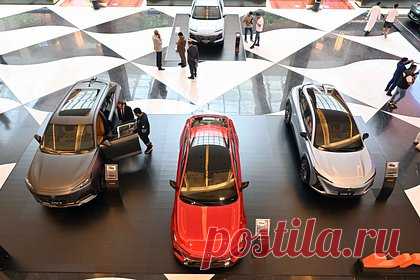 Россияне предпочли китайские премиум-авто немецким. Российские автомобилисты предпочли китайские премиум-модели немецким. Второй месяц подряд на отечественном рынке в топ-10 самых популярных марок входят сразу три бренда из КНР, которые претендуют на такой статус. Китайская Exeed продала 3,4 тысячи автомобилей, Li Auto 2,7 тысячи, а Tank — 2 тысячи за месяц.