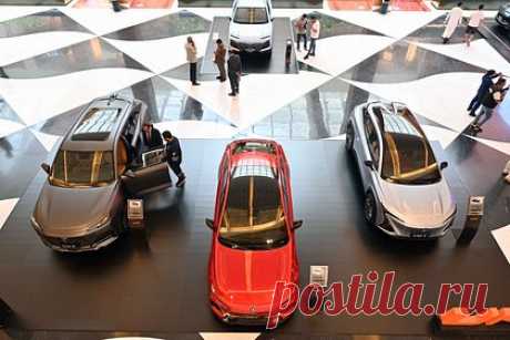 Россияне предпочли китайские премиум-авто немецким. Российские автомобилисты предпочли китайские премиум-модели немецким. Второй месяц подряд на отечественном рынке в топ-10 самых популярных марок входят сразу три бренда из КНР, которые претендуют на такой статус. Китайская Exeed продала 3,4 тысячи автомобилей, Li Auto 2,7 тысячи, а Tank — 2 тысячи за месяц.