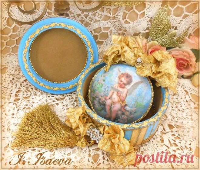 декупаж с художественной подрисовкой, поталь, металлическая фурнитура, стразы, витражная лента, стикеры, бархатная тесьма и золотая лента, шариковая цепочка, старение, внутри бархат золотисто-песочного цвета,