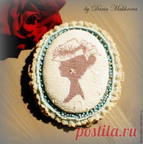 Текстильная брошь-камея в технике микровышивки