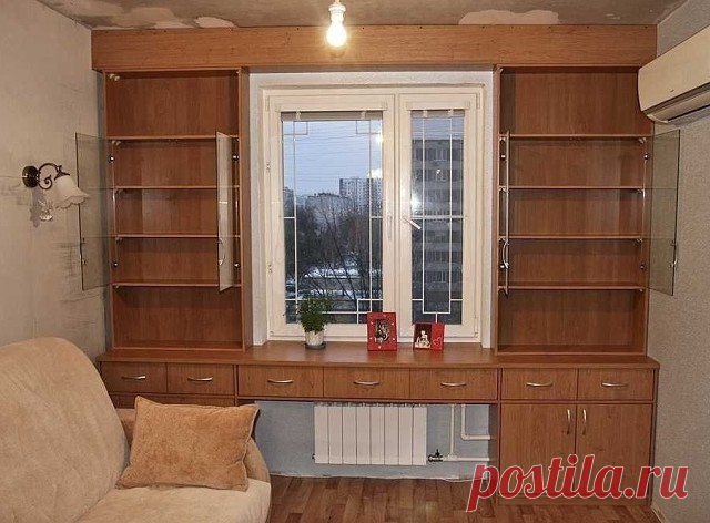 Шкафы вокруг окна, это удобно и экономит пространство в комнате. А вам нравится такая идея?  


