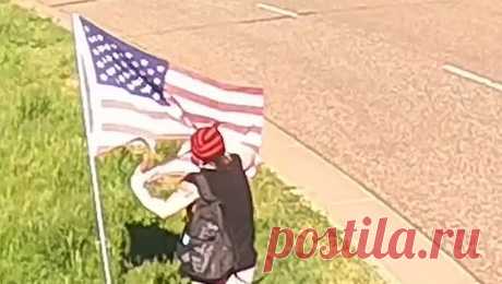 В США неизвестная порезала семь американских флагов и показала в камеру средний палец. В США женщина порвала в клочья семь американских флагов, вывешенные рядом с полицейским участком. Об этом сообщает офис шерифа из округа Джефферсон в Колорадо. Женщина, одетая в шорты, черную майку и полосатую шапку, изрезала коротким ...