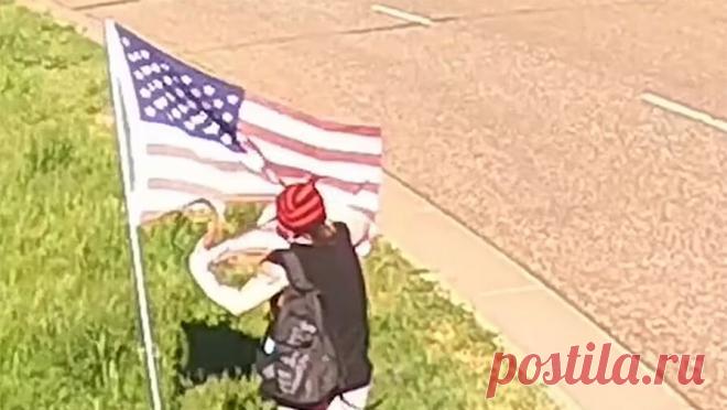 В США неизвестная порезала семь американских флагов и показала в камеру средний палец. В США женщина порвала в клочья семь американских флагов, вывешенные рядом с полицейским участком. Об этом сообщает офис шерифа из округа Джефферсон в Колорадо. Женщина, одетая в шорты, черную майку и полосатую шапку, изрезала коротким ...