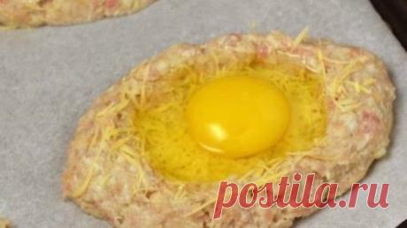 Куриные шницели с яйцом: вкусно и без единой лишней калории                            Это блюдо — радость моей жизни! Ингредиенты: — 700 гр куриной грудки — 1 луковица — 1 яйцо в фарш — 8 яиц в начинку — 150 гр сыра — соль, перец, хмели-сунели, зелень Приготовление: 1. Фарш готовим так же, как и […]