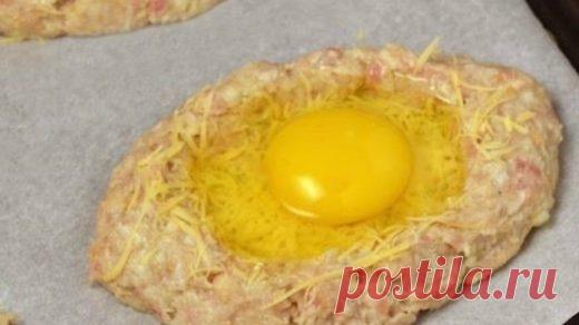 Куриные шницели с яйцом: вкусно и без единой лишней калории                            Это блюдо — радость моей жизни! Ингредиенты: — 700 гр куриной грудки — 1 луковица — 1 яйцо в фарш — 8 яиц в начинку — 150 гр сыра — соль, перец, хмели-сунели, зелень Приготовление: 1. Фарш готовим так же, как и […]