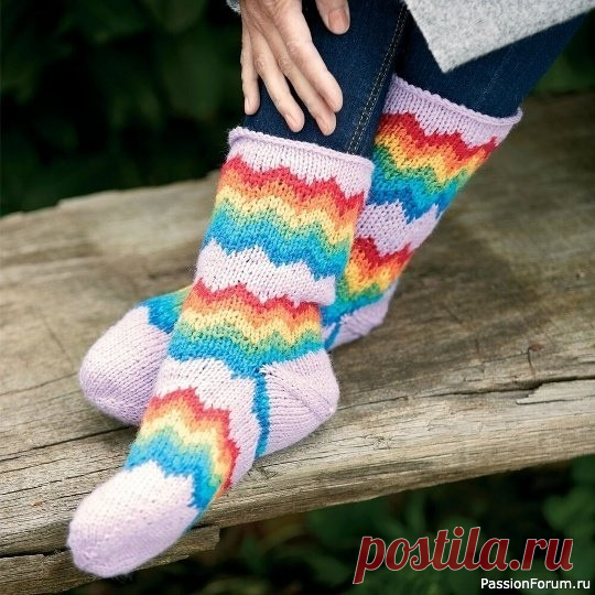 Вязание спицами. Носки с зигзагообразным узором.